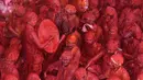 Sejumlah pria yang tubuhnya berlumuran bubuk merah beristirahat saat mengikuti perayaan Lathmar Holi di Barsana, Uttar Pradesh, India (6/3). Ribuan berkumpul untuk menyaksikan perayaan Lathmar Holi. (AFP Photo/STR)