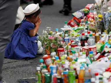Seorang gadis berdoa usai memberikan bunga untuk korban Penikaman Massal yang terjadi di Kawasaki, Jepang (29/5/2019). Seorang siswi dan seorang pria dewasa tewas dan 17 siswi lainnya cedera akibat penikaman massal di Kota tersebut. (Reuters/Issei Kato)