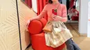 Di potret ini, Shandy Aulia padukan long sleeve soft peach dengan rok ruffle bergaris cokelat [@shandyaulia]