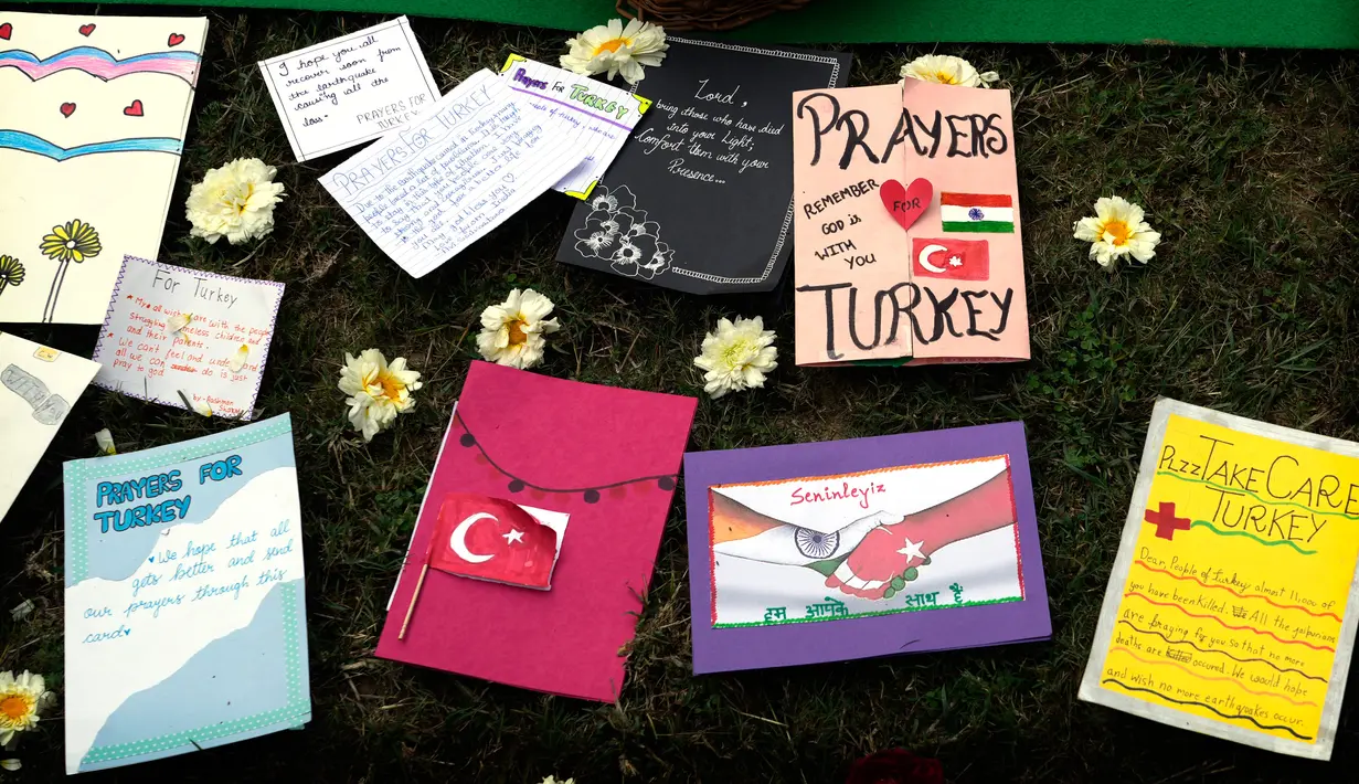 Kartu yang dibuat untuk mengungkapkan harapan terbaik dan solidaritas tergeletak saat pertemuan doa antaragama untuk memberi penghormatan kepada para korban gempa Turki dan Suriah di Kedutaan Besar Turki, New Delhi, India, Selasa (21/2/2023). (AP Photo/Manish Swarup)