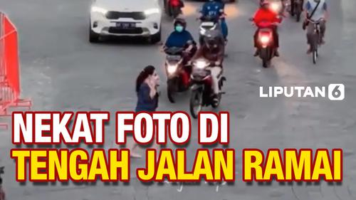 VIDEO: Demi Foto, Seorang Wanita Hampir Tertabrak Motor