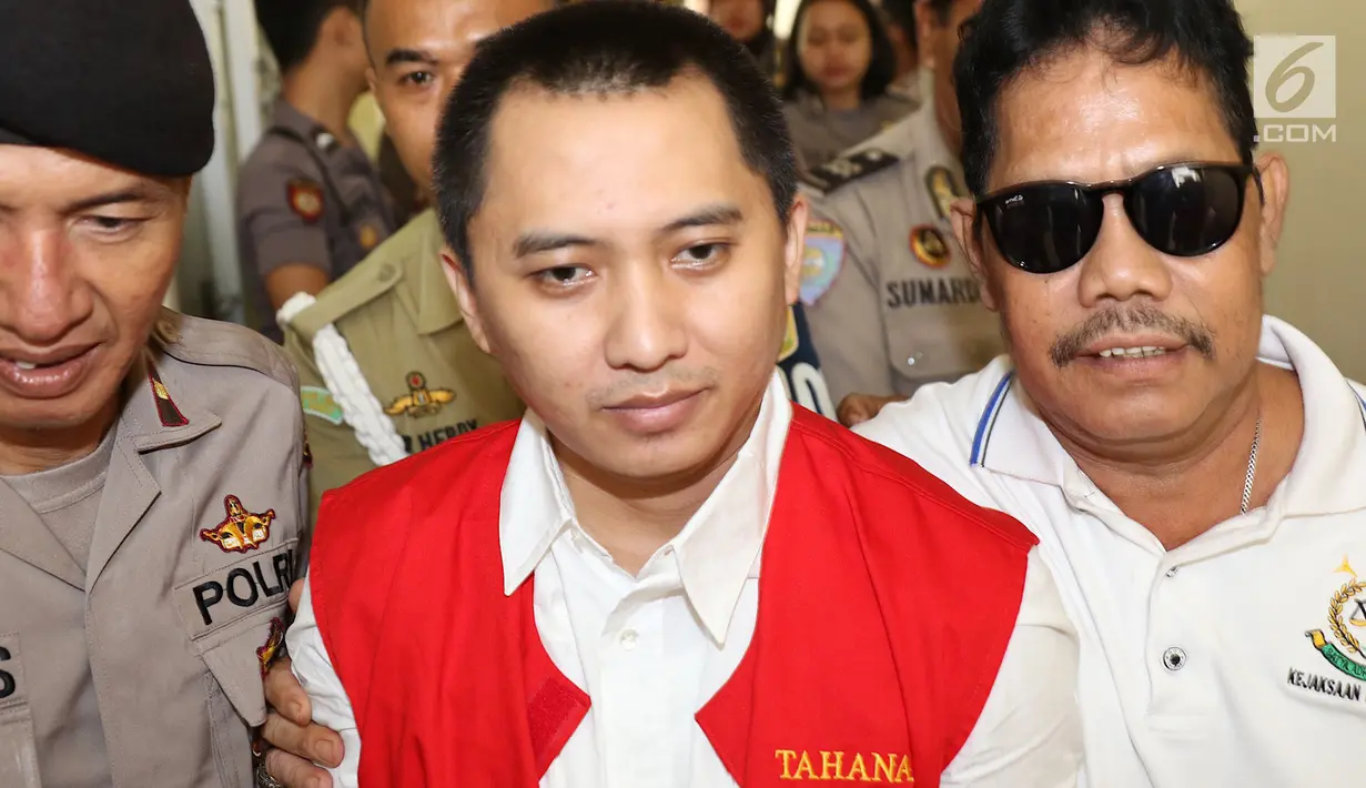 Terdakwa Andika Surachman memasuki ruangan untuk menjalani sidang kasus dugaan penipuan First Travel di PN Kota Depok, Senin (21/3). Pada sidang kali ini jaksa menghadirkan lima orang saksi. (Liputan6.com/Immanuel Antonius)
