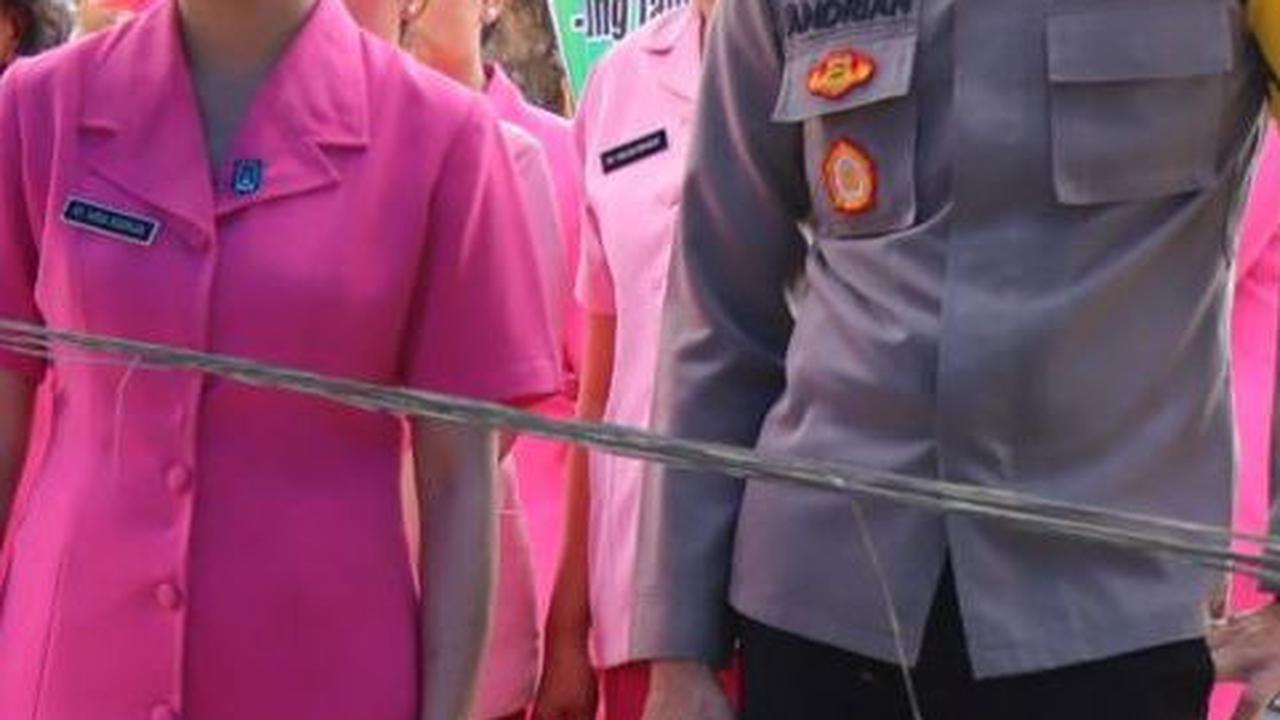 Bakti Sosial ke Korban Banjir, Kapolres Rohil & Istri Sosialisasikan Pemilu Damai