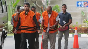 Tersangka Anggota DPRD Kota Malang tiba di Gedung KPK, Jakarta, Senin (29/10). Sebanyak 14 tersangka Anggota DPRD Kota Malang akan menjalani pemeriksaan bersama oleh penyidik KPK. (Merdeka.com/Dwi Narwoko)