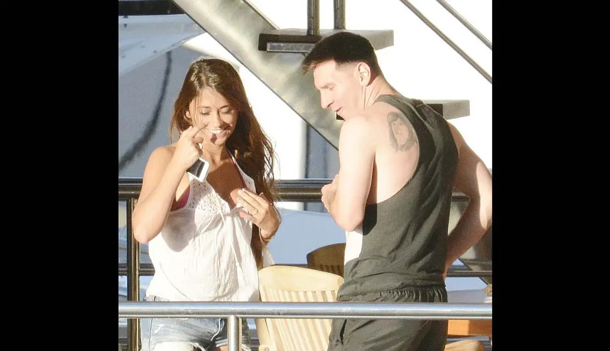 Lionel Messi bersama kekasihnya menikmati liburan di pulau Capri, Italia (Dailymail)