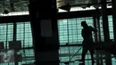 Pekerja membersihkan lantai di Terminal 3 Ultimate Bandara Soekarno Hatta, Rabu (27/1/2016). Ditargetkan Terminal 3 Ultimate Bandara Soekarno Hatta selesai akhir Mei 2016. (Liputan6.com/Faisal R Syam)