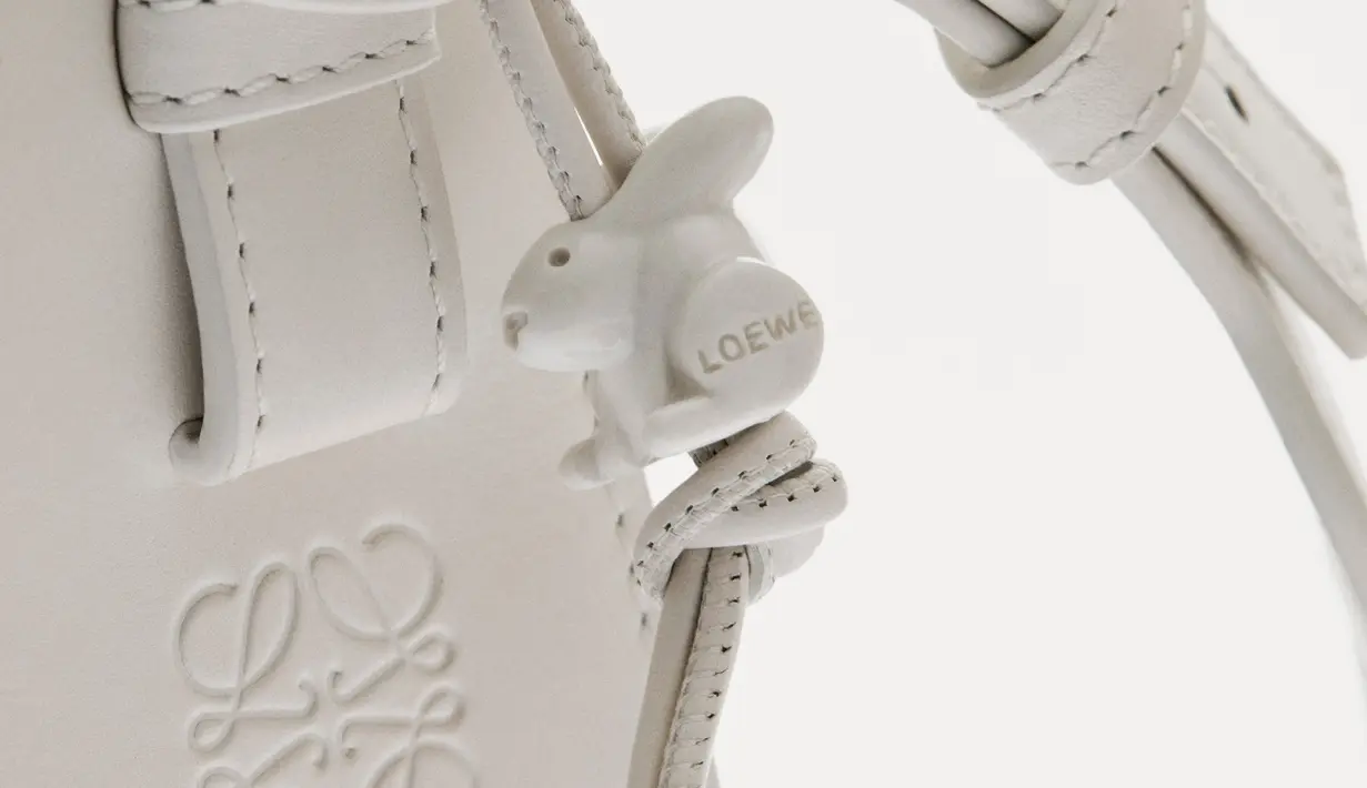 Kampanye terbaru LOEWE ini juga mengungkap perkembangan keahlian virtuoso. Ada Puffer Goya, Tote yang ditenun tangan, dan kantong Bracelet metalik. Foto: Document/LOEWE.
