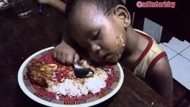 7 Potret Lucu Bocah Ketiduran Waktu Makan Ini Menggemaskan
