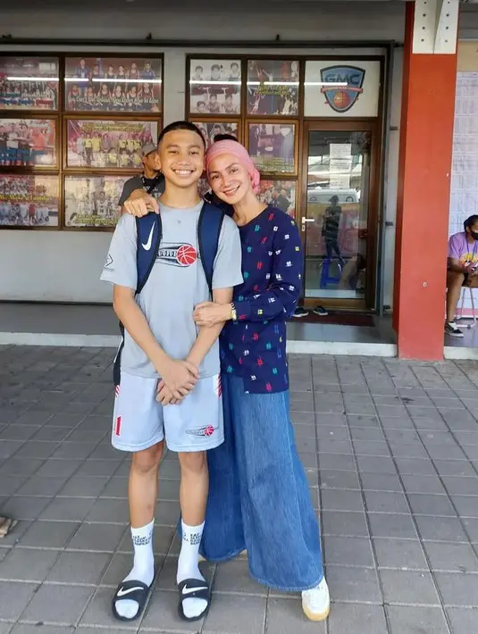 Saat menemani anak sekolah atau les, Wanda tampil santai memadukan celana jeans kulot dengan blouse berwarna senada. Hijab bergaya turban dan sneakers memberikan look yang sporty chic.  (Instagram/wanda_hamidah).