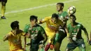 Proses terjadinya gol oleh striker Sriwijaya FC, Airlangga, ke gawang PS TNI pada laga Liga 1 Indonesia di Stadion Pakansari, Bogor, Rabu, (25/10/2017). PS TNI menang 2-1 atas Sriwijaya FC. (Bola.com/M Iqbal Ichsan)