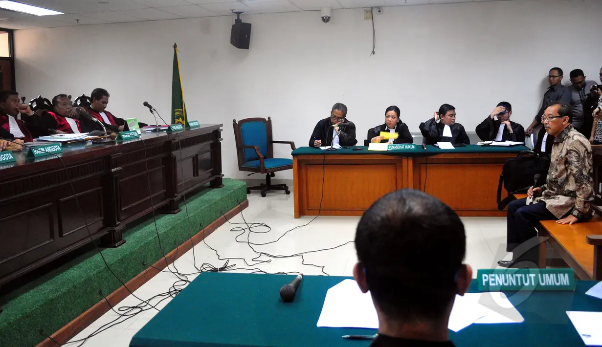 Suasana sidang terdakwa Antonius Bambang Djatmiko di Pengadilan Tipikor, Jakarta, Senin (20/4/2015). Antonius divonis pidana dua tahun penjara dan denda Rp100 juta subsider dua bulan kurungan. (Liputan6.com/Yoppy Renato)