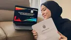Lesti Kejora kini sedang melanjutkan pendidikan sarjana di Universitas Mercu Buana. Judul skripsi pelantun lagu 'Sekali Seumur Hidup' itu pun mencuri perhatian. Proposal skripsi yang dipresentasikannya berjudul: Implementasi Digital Public Relations Pada Label Music Leslar Records Dalam Mempublikasikan Lagu. (Liputan6.com/IG/@lestikejora)