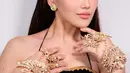 Wajah Ayu Ting-Ting dipulas dengan nude makeup bernuansa peach yang flawless dan glowing [@ayutingting92]