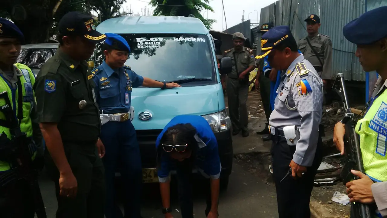 Dirazia Saat Ngetem, Mobil Diderek Supirnya Dihukum Push Up