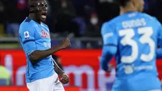 Penyerang Napoli, Victor Osimhen berselebrasi usai mencetak gol ke gawang Cagliari pada pertandingan lanjutan Liga Serie A Italia di stadion Unipol Domus di Cagliari, Italia, Selasa (22/2/2022). Napoli bermain imbang atas Cagliari 1-1. (Alessandro Tocco/LaPresse via AP)