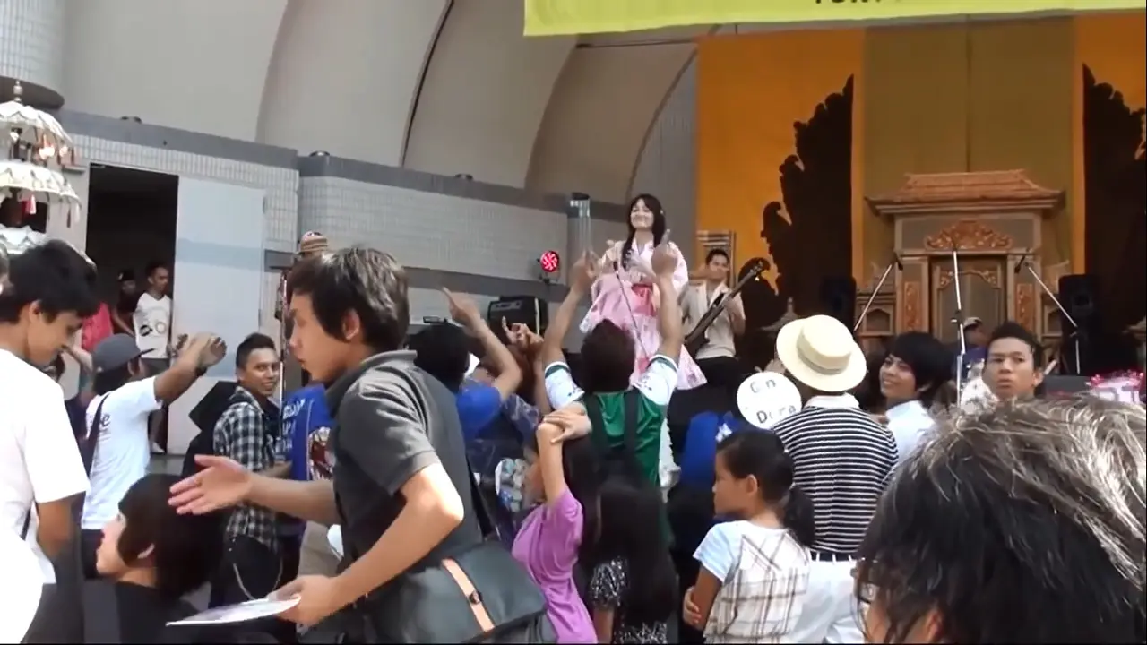 Orang Jepang Bawakan Lagu Keong Racun