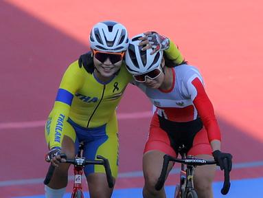 Pembalap sepeda putri Thailand, Jutatip Maneephan memberikan pelukan hangat untuk pembalap Indonesia, Ayustina Delia yang meraih medali perunggu dalam cabang olahraga sepeda nomor scratch SEA Games 2025. (Bola.com/Bagaskara Lazuardi)