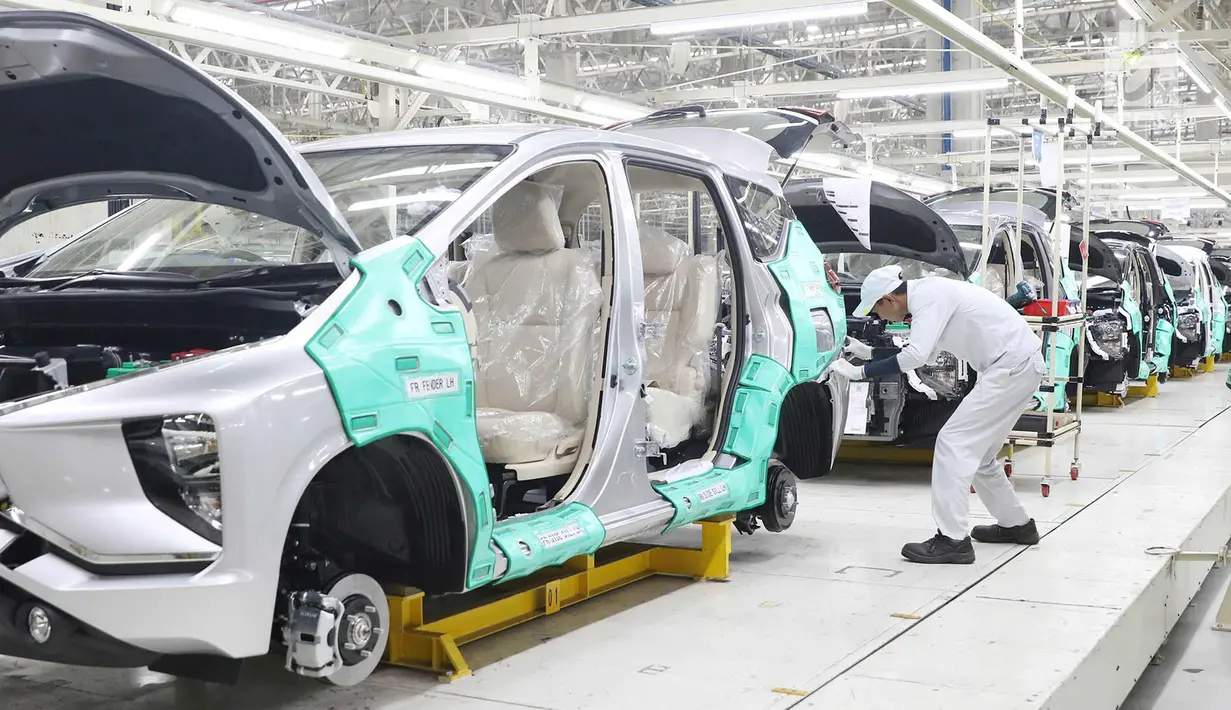 Pekerja menyelesaikan perakitan mobil Mistubishi Xpander di Cikarang, Jawa Barat, Selasa (3/10). Kendaraan model MPV ini dirancang seiring meningkatnya permintaan konsumen Indonesia terhadap kendaraan berkualitas tinggi. (Liputan6.com/Immanuel Antonius)