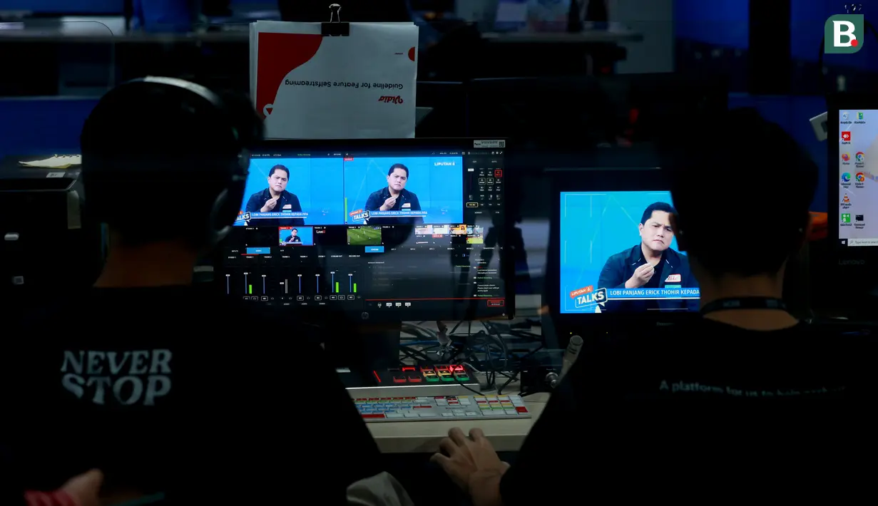 Awak media mengamat layar kontrol saat Ketua umum PSSI, Erick Thohir, wawancara ekslusif pada program acara Liputan 6 Talks di SCTV Tower, Jakarta, Minggu (09/04/2023). (Bola.com/M Iqbal Ichsan)