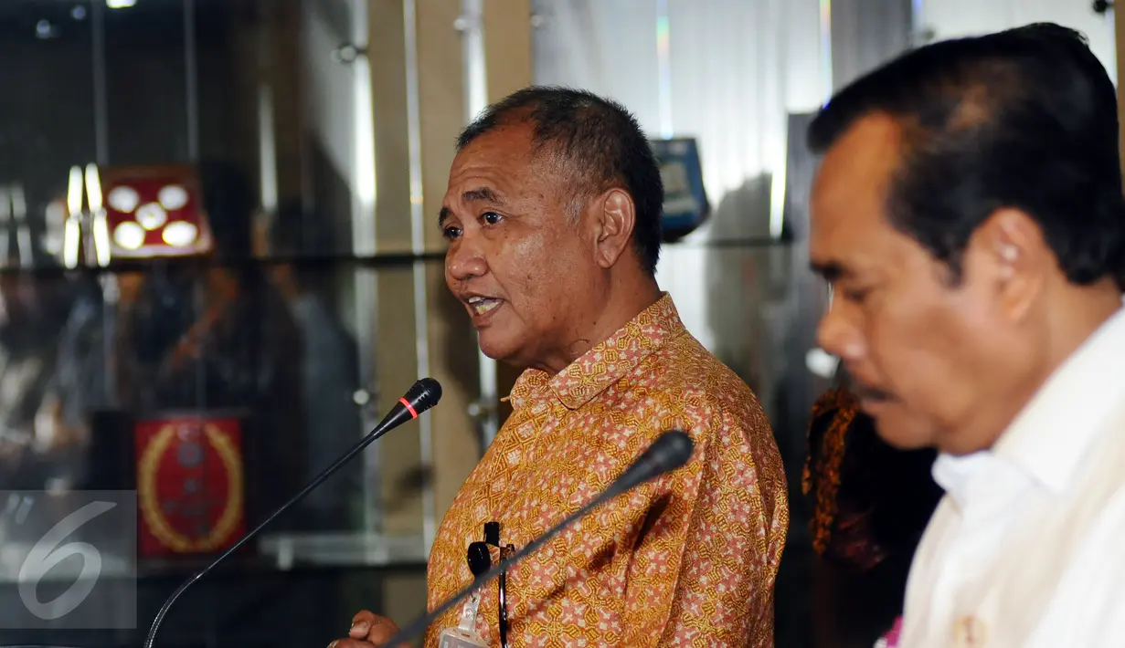 Ketua KPK, Agus Rahardjo (kiri) memberikan keterangan usai melakukan pertemuan dengan Jaksa Agung, HM Prasetyo di gedung Kejagung, Jakarta, Selasa (5/1/2016). Pertemuan membahas penguatan pengawasan pemberantasan korupsi. (Liputan6.com/Helmi Fithriansyah)
