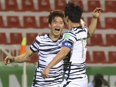 Bek Korea Selatan Kim Jin-su (tengah) berselebrasi setelah mencetak gol ke gawang Suriah pada lanjutan kualifikasi Piala Dunia 2022 zona AFC di Stadion Al-Rashid, di Dubai, Selasa (1/2/2022). Korea Selatan menang atas Suriah 2-0. (AFP/Karim Sahib)