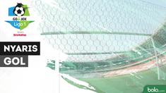 Striker Arema FC, Thiago Furtuoso nyaris mencetak gol dari sudut mustahil seperti yang dilakukan Christian Vieri saat hadapi Persija Jakarta.