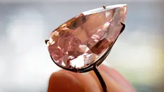 Berlian 'Unique Pink' diperlihatkan saat jumpa pers di rumah lelang Sotheby di Jenewa, Swiss, Senin (9/5). Berlian pink Fancy Vivid bobot 15,38 karat merupakan jenis berlian istimewa dan terlangka di dunia. (AFP Photo/Fabrice Coffrini)