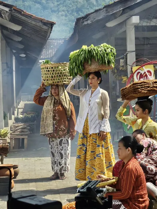 Kebaya dengan potongan longgar, kian unik berpadu aksen tangang lonceng yang memberi twist pada kebaya kartini. [Foto: Dian Sastrowardoyo/ Instagram]