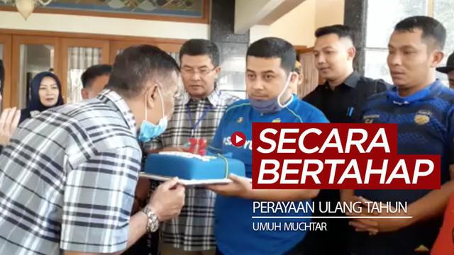Berita video perayaan ulang tahun (ultah) Komisaris PT. Persib Bandung Bermartabat, Umuh Muchtar, harus dilakukan bertahap karena pandemi COVID-19.