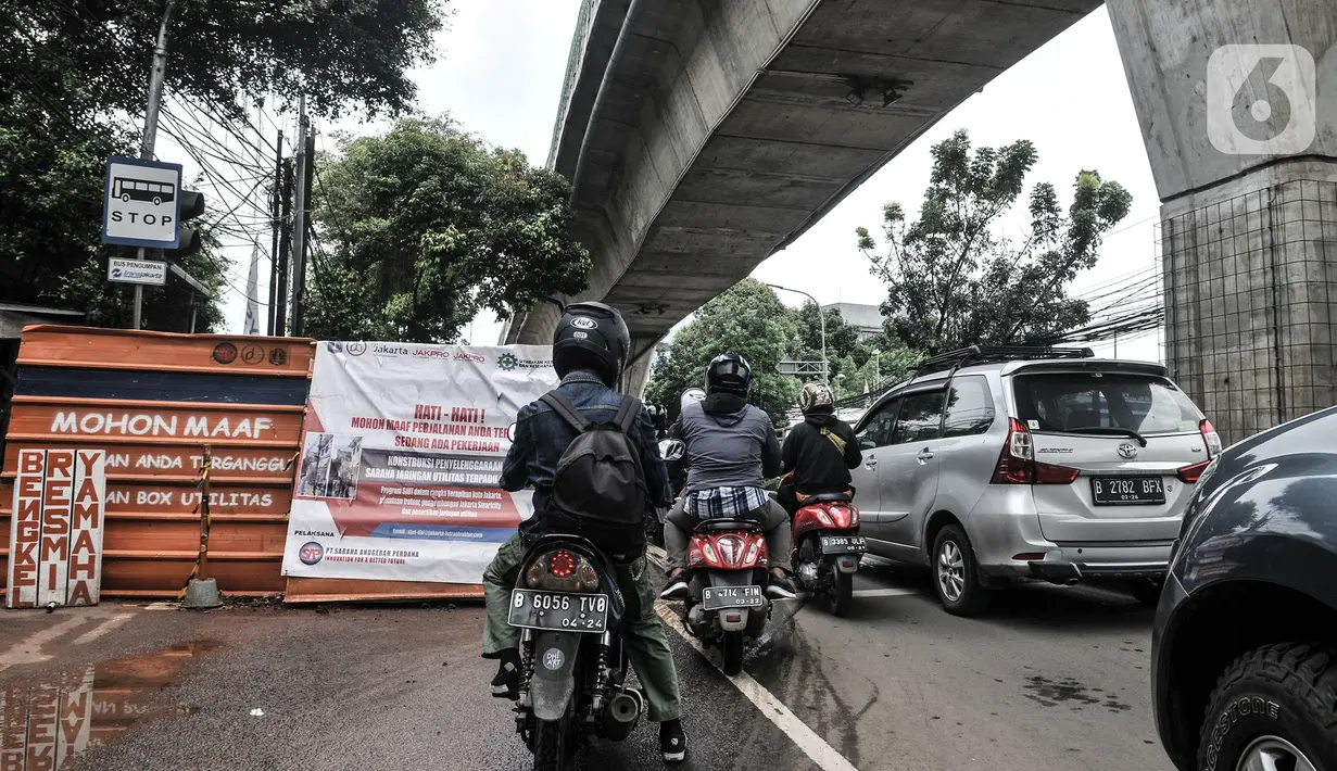 Kendaraan terjebak macet saat melintas di Jalan Kapten Tendean, Mampang Prapatan, Jakarta, Senin (5/4/2021). Kemacetan arus lalu lintas dari arah Jalan Kapten Tendean menuju kawasan Blok M itu disebabkan adanya proyek galian kabel Sarana Jaringan Utilitas Terpadu. (merdeka.com/Iqbal S Nugroho)