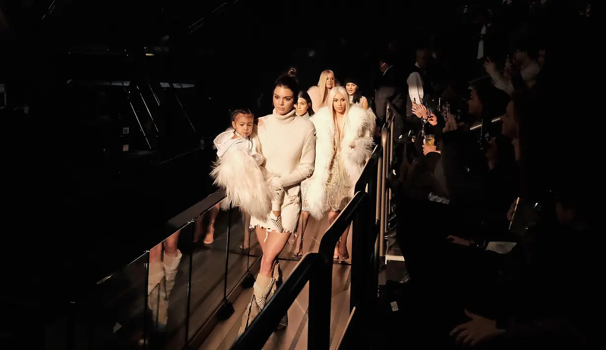 North West, Kendall Jenner, Kourtney Kardashian, Kim Kardashian, Khloe Kardashian dan Kylie Jenner ketika menghadiri Kanye West Yeezy Season 3 di Madison Square Garden, New York, Kamis (11/2). (Dimitrios Kambouris/Getty Images untuk Yeezy Season 3 /AFP)
