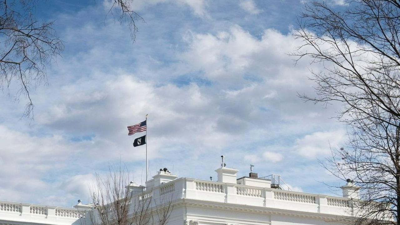 Serbuk putih kokain ditemukan di  ruangan yang biasa dipakai menaruh barang elektronik di lantai bawah West Exec menuju West Wing. Banyak orang yang biasa melintasi daerah itu, termasuk tamu yang datang untuk tur di West Wing.