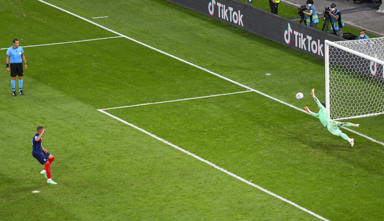 Swiss untuk kali pertama menembus babak perempat final Euro 2020. Keberhasilan Swiss mengalahkan Prancis menjadi salah satu kejutan yang terjadi di babak 16 besar. (Daniel Mihailescu/Pool Photo via AP)