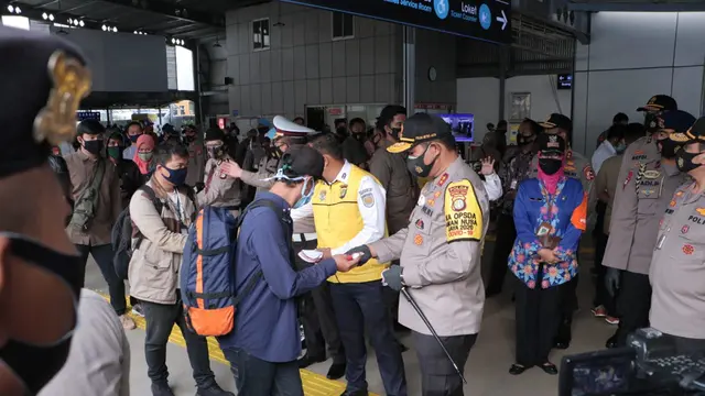 Wakapolri Komjen Gatot Eddy Pramono memantau pergerakan warga di Stasiun Tanah Abang. (Dok: Polri/Ady Anugrahadi)