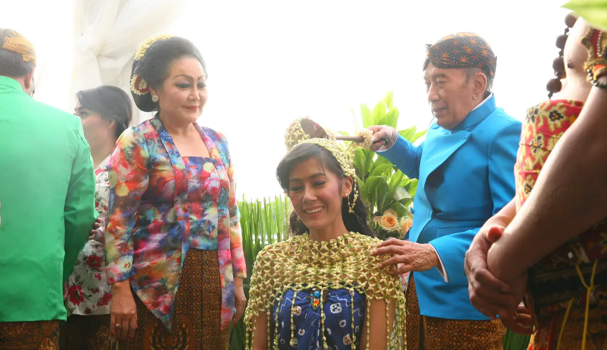 Lewat undangan yang pernah tersebar di media sosial, Ardina Rasti dan Arie Dwi Andika akan melaksanakan akad nikah pukul 14.00 WIB. Resepsi pernikahan akan dilaksanakan pada malam harinya di tempat sama. (Nurwahyunan/Bintang.com)