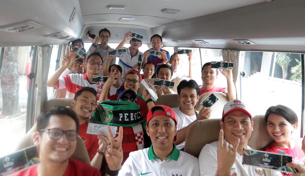 Suporter menunjukan tiket saat bersiap mendukung Timnas Indonesia melawan Thailand pada laga AFF Suzuki Cup 2016 di Philippine Sports Stadium, (19/11/2016).  (Bola.com/Nicklas Hanoatubun)