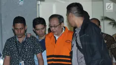Tersangka dugaan korupsi proyek pengadaan E-KTP, Made Oka Masagung (ketiga kiri) mengenakan rompi tahanan usai menjalani pemeriksaan di gedung KPK Jakarta, Rabu (4/4). KPK resmi menahan pengusaha Made Oka Masagung. (Liputan6.com/Helmi Fithriansyah)