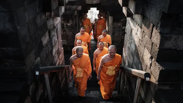 Khidmat, Puluhan Biksu Buddha Panjatkan Doa di Puncak Candi Borobudur