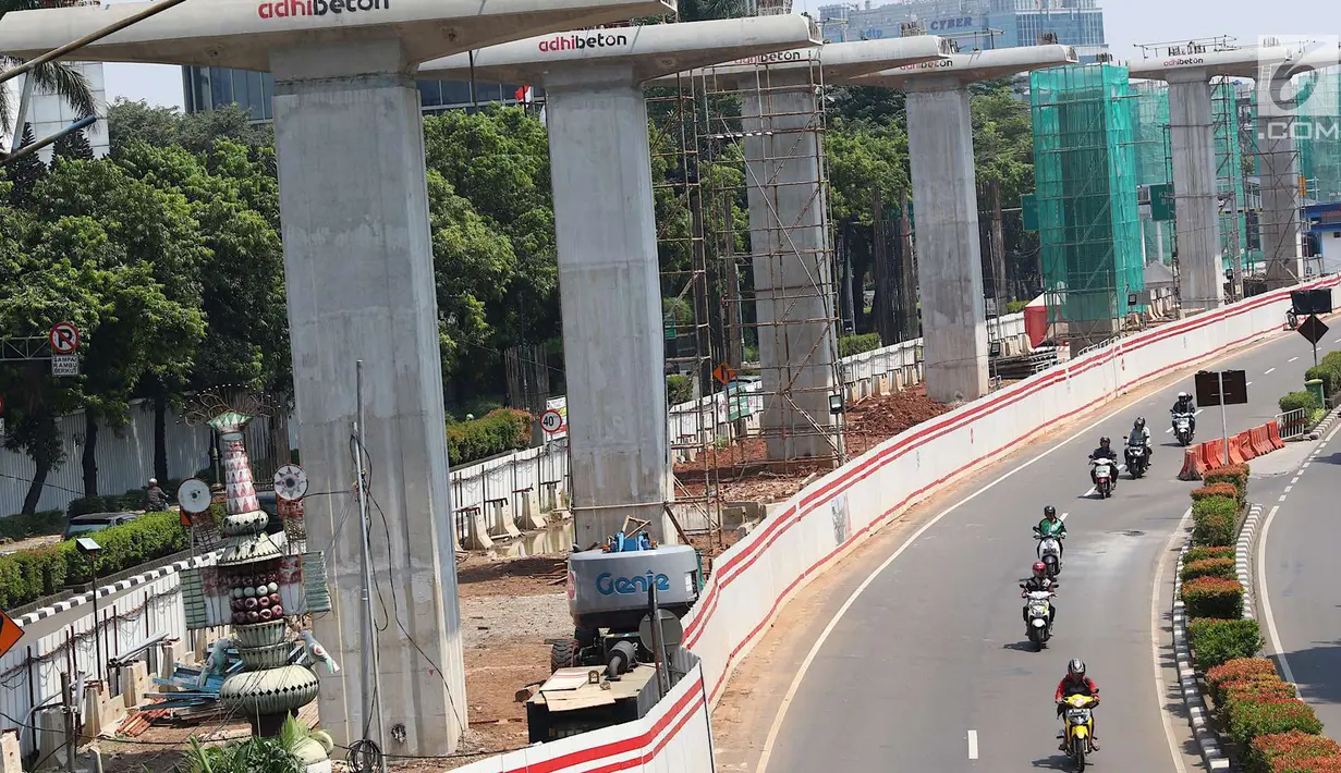Suasana proyek LRT yang sepi aktivitas di Jalan HR Rasuna Said, Jakarta, Selasa (1/5). Peringatan Hari Buruh membuat sejumlah proyek meliburkan para pekerjanya. (Liputan6.com/Immanuel Antonius)