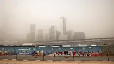 Pemandangan stasiun monorel dan cakrawala Distrik Keuangan Raja Abdullah selama badai debu berat di daerah Aqeeq, Riyadh, Arab Saudi (17/5/2022). Badai pasir melanda ibu kota Arab Saudi dan wilayah lain di kerajaan gurun pada 17 Mei, menghambat jarak pandang dan memperlambat lalu lintas jalan. (AFP/Fayez Nureldine)
