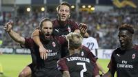 Para pemain AC Milan merayakan gol yang dicetak oleh Gonzalo Higuain ke gawang F91 Dudelange pada laga Liga Europa di StadionJosy Bathel, Letzebuerg, Kamis (20/9/2018). AC Milan menang 1-0 atas F91 Dudelange. (AP/Olivier Matthys)