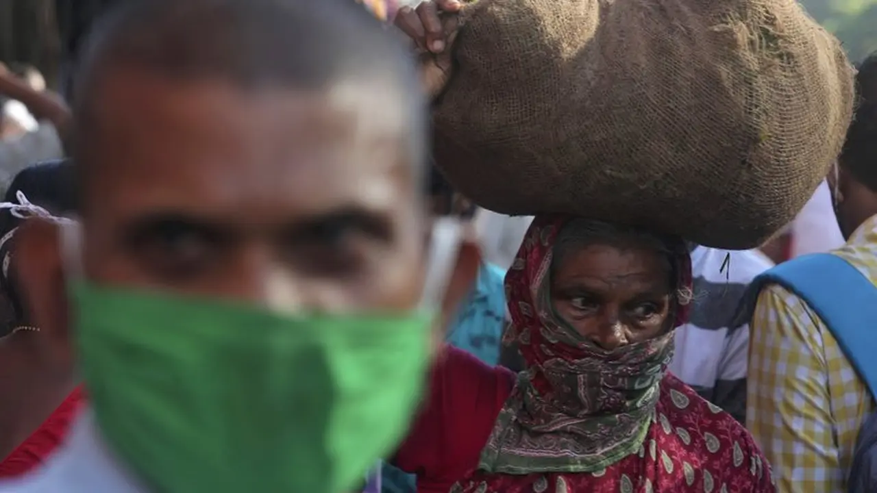 Kasus COVID-19 di India melonjak.