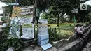 Warga duduk di depan taman yang ditutup saat pemberlakuan karantina wilayah skala kecil atau mini lockdown di RT 011 RW 009, Kelurahan Kayu Putih, Pulogadung, Jakarta Timur, Minggu (6/6/2021). Peristiwa ini menambah deretan kasus COVID-19 di tingkat RT di Ibu Kota. (merdeka.com/Iqbal S. Nugroho)