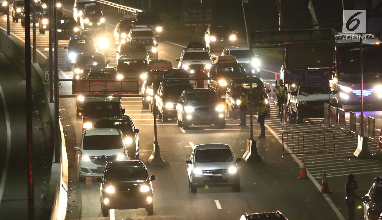 Sejumlah kendaraan pemudik menuju Gerbang Tol Brebes Timur (Brexit) di Brebes, Jawa Tengah, Jumat (23/6). Arus mudik di Jalan Tol Pejagan-Pemalang yang mengarah ke Brexit dan Gerbang Tol Kali Gangsa terpantau ramai lancar. (Liputan6.com/Gempur M Surya)