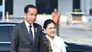 Cantiknya Iriana Jokowi saat mendampingi Presiden bertugas. Kali ini Ibu Negara memilih kebaya putih yang dipadukan dengan kain batik sebagai rok dan selendang. [Foto: Instagram/jokowi]