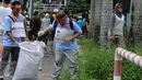 Para komunitas peduli lingkungan saat turut serta dalam aksi Clean Up di Jakarta, Minggu (21/2). Kegiatan ini dilakukan untuk memperingati Hari Peduli Sampah Nasional (HPSN) 2016. (Liputan6.com/Helmi Afandi)