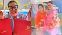 Okky Lukman kegirangan dikirimi hadiah oleh Iriana Jokowi. (Dok: TikTok @Okkylukman)