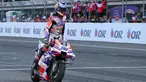 Pembalap Jorge Martin mengemudikan sepeda motornya saat MotoGP Thailand 2023 di Sirkuit Internasional Chang, Buriram, Thailand, Minggu (29/10/2023). Jorge Martin menjuarai MotoGP Thailand 2023 usai melewati duel dramatis melawan pembalap Brad Binder. (AP Photo/Kittinun Rodsupan)