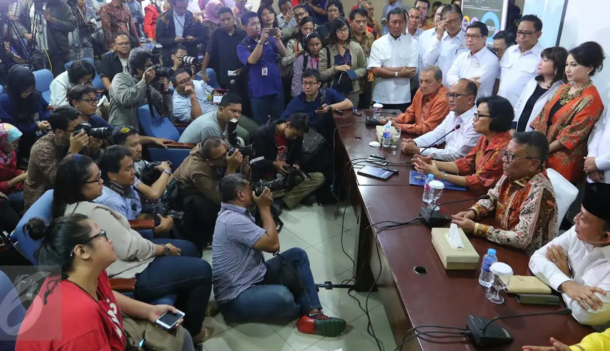 Suasana saat Menkeu Sri Mulyani, Ketum Kadin Indonesia, Rosan Roeslani dan pengusaha anggota Kadin Indonesia memberi keterangan usai mengikuti program pengampunan pajak (tax amnesty) di Dirjen Pajak, Jakarta, Selasa (27/9). (Liputan6.com/Angga Yuniar)