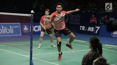 Ganda Campuran Indonesia, Tontowi Ahmad/Liliyana Natsir menahan kok dari Zheng Siwei/Chen Qingchen asal China dalam final BCA Indonesia Open 2017 di Jakarta, Minggu (18/6). Tontowi/Liliyana menang 22-20 21-15. (Liputan6.com/Faizal Fanani)